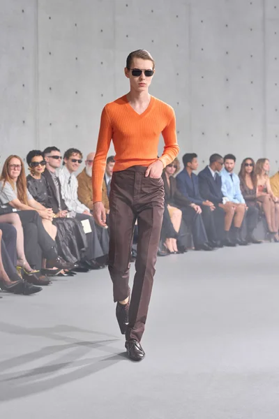 Look 25